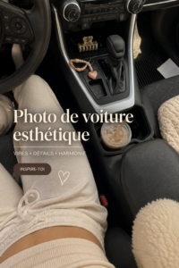 Une voiture personnalisée avec des éléments décoratifs esthétiques.