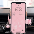 Accessoires automobiles Sanrio dans une voiture décorée avec des personnages kawaii.