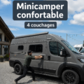 Un van aménagé confortablement avec des lits pour 4 personnes et un espace convivial.