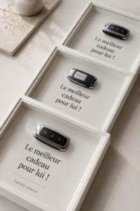 Un homme ravi recevant un accessoire automobile en cadeau