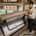 Un Winnebago Navion garé dans la nature, prêt pour le camping