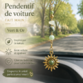 Charm bohème en vert et or accroché à un rétroviseur de voiture