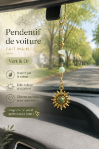 Charm bohème en vert et or accroché à un rétroviseur de voiture
