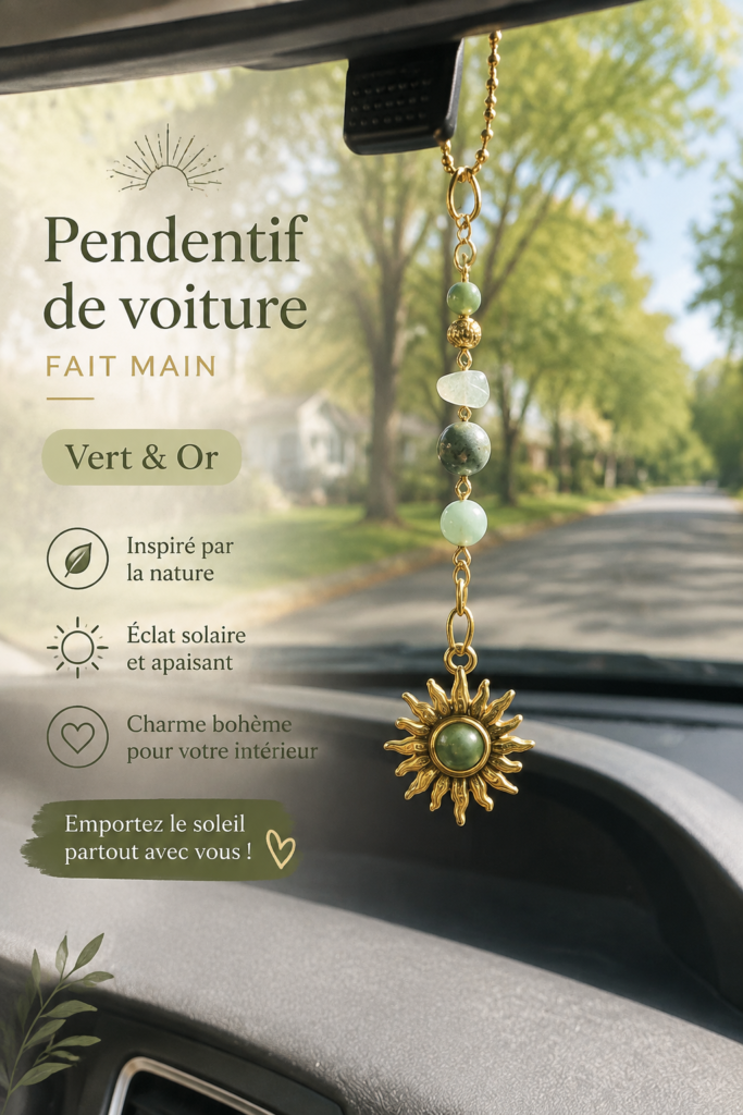 Charm bohème en vert et or accroché à un rétroviseur de voiture