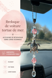 Charm tortue de mer coloré accroché à un rétroviseur
