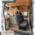 Un Ford Transit aménagé en van confortable pour les voyages.