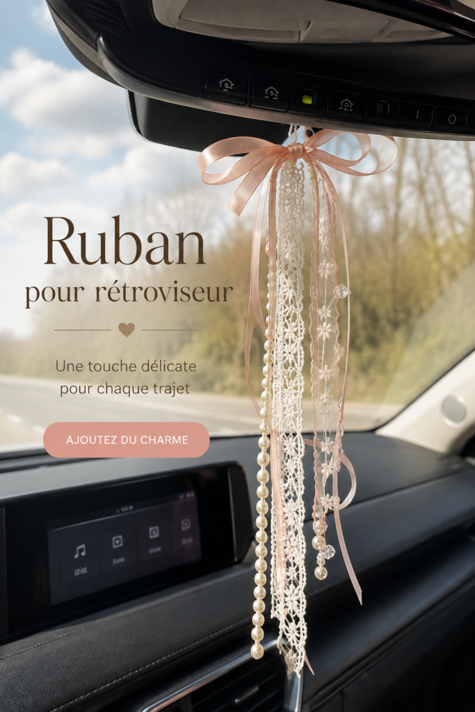 Rétroviseur de voiture décoré avec des rubans colorés et élégants.