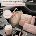 Intérieur de voiture décoré avec des accessoires girly et pratiques