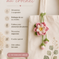 Fleurs colorées suspendues au crochet dans un décor intérieur chaleureux.
