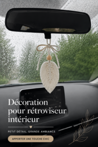 Rétroviseur de voiture décoré de manière créative avec des accessoires colorés.