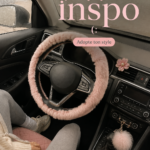 Intérieur de voiture décoré dans un style girly avec des accessoires colorés