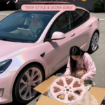Image d'une voiture avec des jantes roses brillantes, montrant l'originalité et le style.