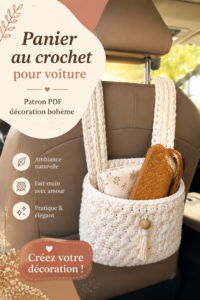 Un joli panier en crochet décoratif pour voiture de style boho, ajouté à un habitacle lumineux.