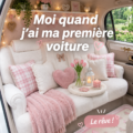 Une femme souriante au volant de sa première voiture, mettant en avant le sentiment de liberté et d'excitation.