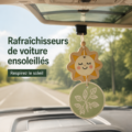 Des refreshers parfumés pour voiture sur une surface en bois, créant une ambiance chaleureuse
