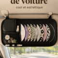 Support CD de style moderne et élégant installé dans une voiture.