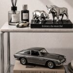 Un support d'affichage moderne installé dans une voiture élégante, mettant en valeur des accessoires automobiles.