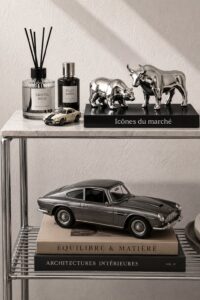 Un support d'affichage moderne installé dans une voiture élégante, mettant en valeur des accessoires automobiles.