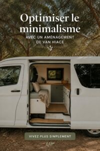 Toyota Hiace modifié avec un aménagement minimaliste et pratique