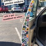 Voiture personnalisée avec des accessoires colorés et uniques