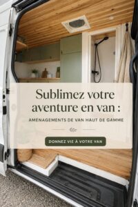 Un van aménagé avec un espace de vie confortable et pratique pour les aventures sur la route.