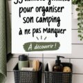 Une femme prépare son matériel de camping avec des accessoires pratiques.