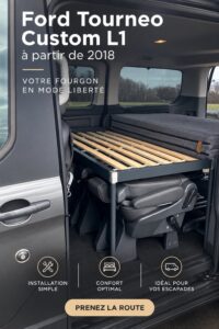 Ford Tourneo Custom aménagé pour les voyages, offrant un espace chaleureux et fonctionnel.