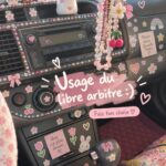 Voiture personnalisée avec des accessoires colorés et stylés.