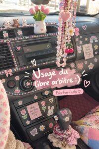 Voiture personnalisée avec des accessoires colorés et stylés.