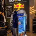 Personnes installant des accessoires pour personnaliser une voiture