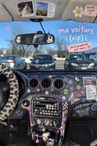 Une voiture personnalisée avec des accessoires élégants et colorés