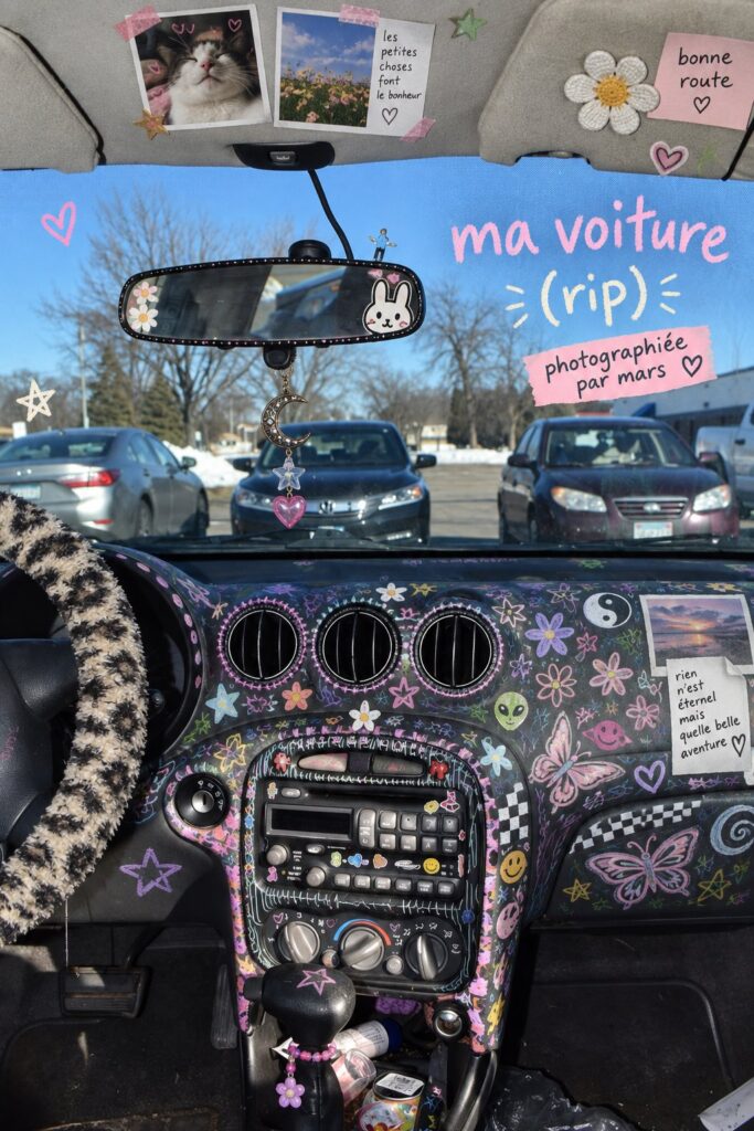 Une voiture personnalisée avec des accessoires élégants et colorés