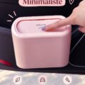 Vue d'une poubelle automobile minimaliste élégante dans un véhicule.