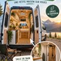 Image d'un Sprinter aménagé en maison moderne, fauteuils confortables et coin cuisine.