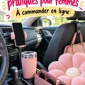Femme souriante à l'intérieur d'une voiture avec des accessoires décoratifs