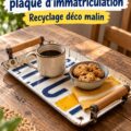 Un plateau de service fabriqué à partir d'une plaque d'immatriculation, posé sur une table en bois