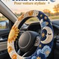 Housse de volant soleil et lune installée dans une voiture beige