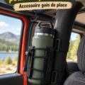 Porte-gourde pratique installé dans un Jeep Wrangler pendant une balade en pleine nature.