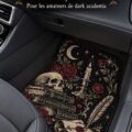 Tapis de voiture gothique décoré d'éléments littéraires sur fond sombre.