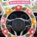 Un volant de voiture doux et coloré, personnalisé avec des matériaux amusants.